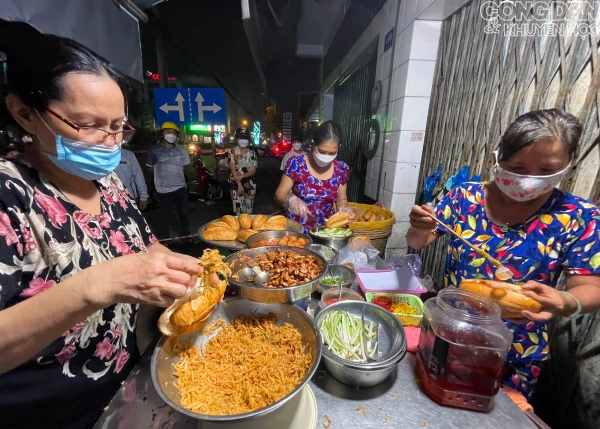 Về Cần Thơ, xếp hàng mua bánh mì âm phủ