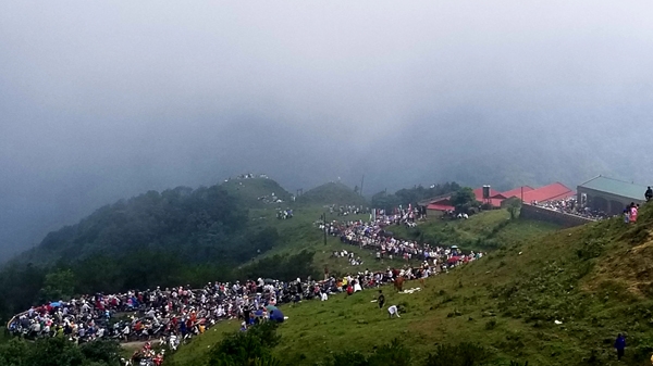 Tắc đường 3km trong ngày khai mạc Liên hoan du lịch Mẫu Sơn 2019