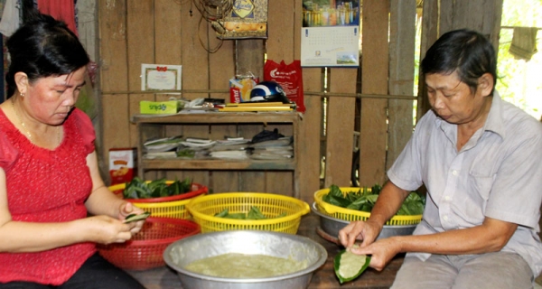 Nghề làm bánh rau mơ quấn lá mít