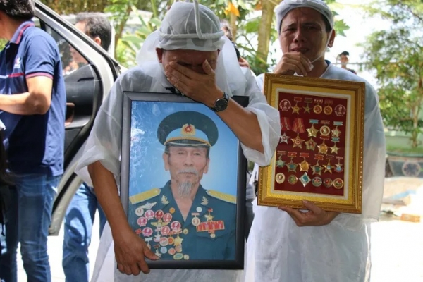 Nghẹn ngào tiễn Đại tá phi công Nguyễn Văn Bảy về với đất mẹ Lai Vung