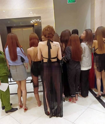 &quot;Chân dài&quot; mặc váy mỏng tang chiều &quot;quý ông&quot; hết mình trong phòng Vip