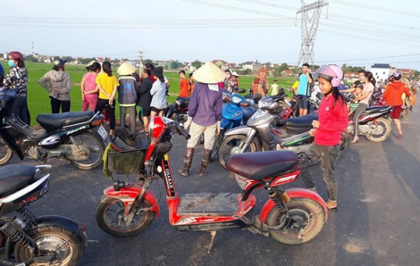 Hàng trăm người theo dõi cuộc tìm kiếm nam thanh niên ngã xuống sông mất tích