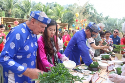 Du khách quốc tế thích thú tự tay gói bánh chưng đón Tết tại Mũi Né