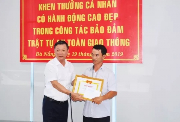 Anh thợ đá đục mảng bê tông trên Quốc lộ 1 được tặng Giấy khen