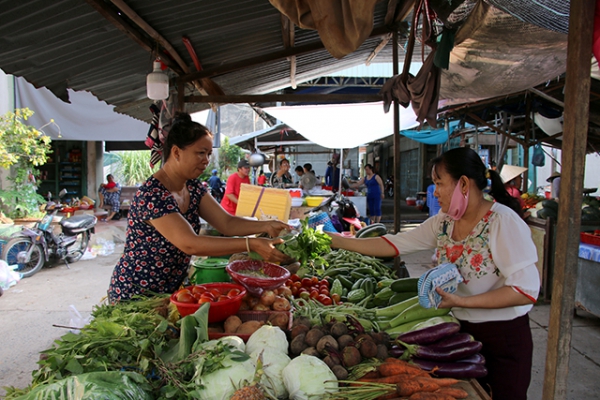 Tiểu thương chợ Ông Hộ thực hiện mô hình hạn chế sử dụng túi nilong