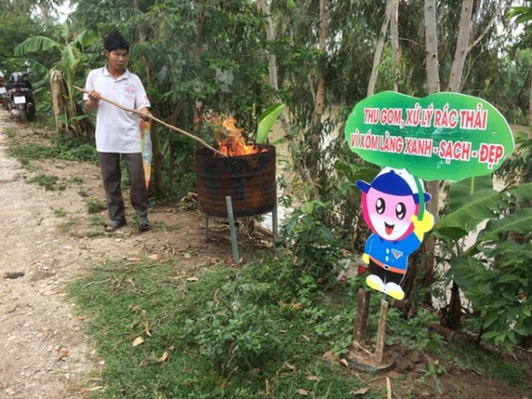 Thí điểm mô hình phuy chứa và xử lý rác thải