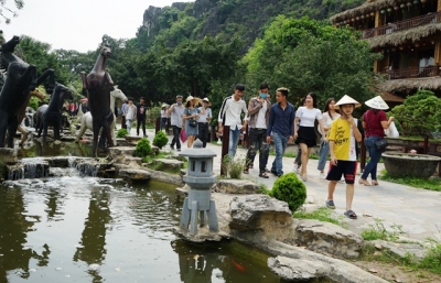 Chưa tuân thủ phòng, chống dịch khi tham quan Hang Múa - Ninh Bình