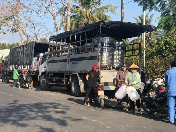 Trắng đêm mang nước ngọt đến với người dân vùng hạn mặn