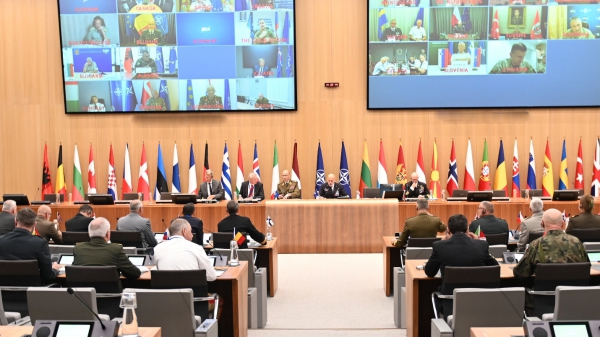 NATO họp khẩn, ho&agrave;i nghi đ&oacute;ng g&oacute;p "rất nhỏ" của Mỹ d&agrave;nh cho Ukraine