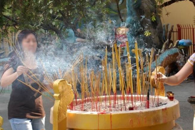 Nhang g&acirc;y độc, ngo&agrave;i v&ograve;ng quản l&yacute;
