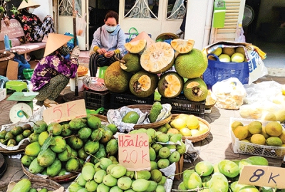 Trái cây rộ mùa, rớt giá...