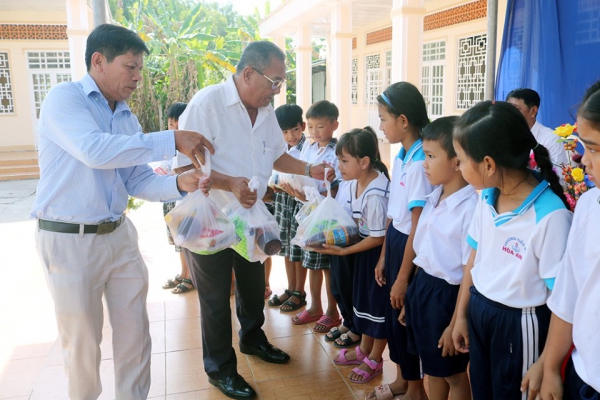 Trường học lo tết cho học sinh khó khăn