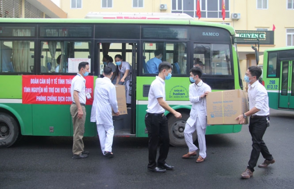 Thái Nguyên chi viện bác sĩ, xe cứu thương cho Bắc Giang chống dịch Covid-19