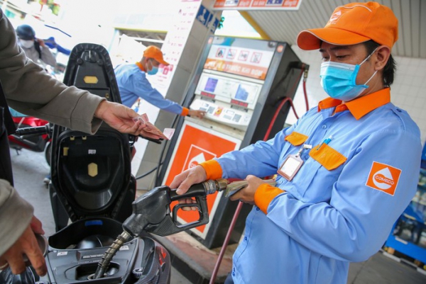 Gi&aacute; dầu thế giới giảm, v&igrave; sao xăng dầu trong nước chưa thể &ldquo;hạ nhiệt&rdquo;?