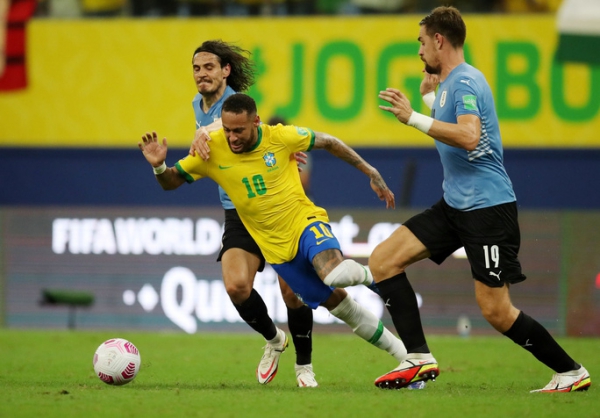 Suarez so tài ghi bàn với Neymar, Uruguay thảm bại trước Brazil