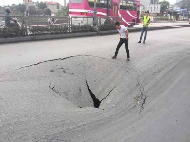 Hố “tử thần” trên quốc lộ 18A - Quảng Ninh: Đổ 80 khối bê tông