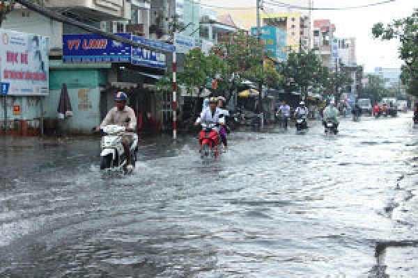 Cuối năm, nhiều tuyến đường ở Bạc Liêu chìm trong biển nước