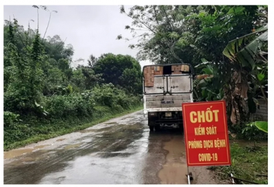 Chặn xe tải, phát hiện trên thùng có 15 người trốn chốt kiểm soát chống dịch Covid-19