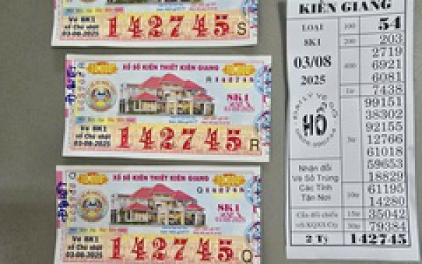 Người mẹ được các con “hộ tống” đi đổi vé số trúng giải độc đắc