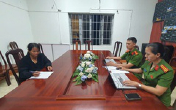 Bắt khẩn cấp người mẹ nghi thả con trai 1 tuổi xuống giếng tử vong