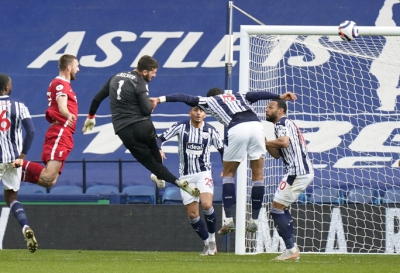 Ngỡ ngàng &quot;người nhện&quot; Alisson ghi bàn, cứu cả mùa giải Liverpool