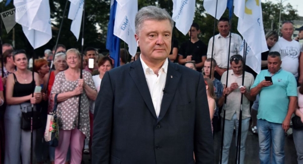 Kommersant: Poroshenko toan tính làm rung chuyển tình hình Ukraine