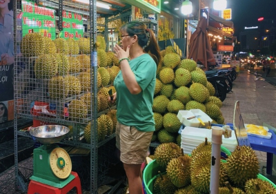 Sầu riêng ế khách, bán cả ngày chỉ có vài người hỏi mua