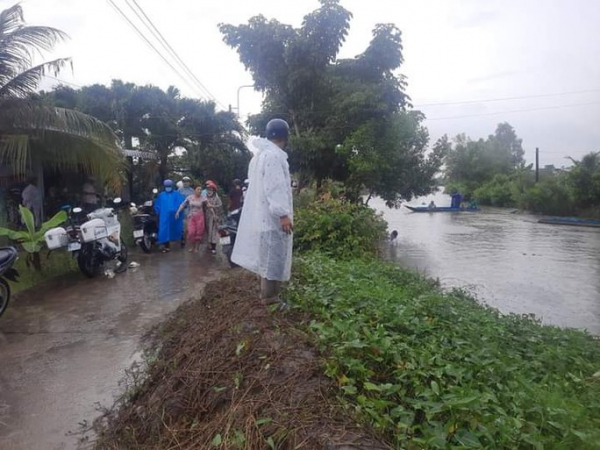 Xe máy rơi xuống sông, nữ sinh tử vong trên đường đến trường