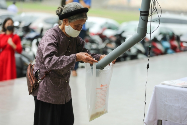 Ấm lòng ATM gạo đầu tiên ở Hà Nội