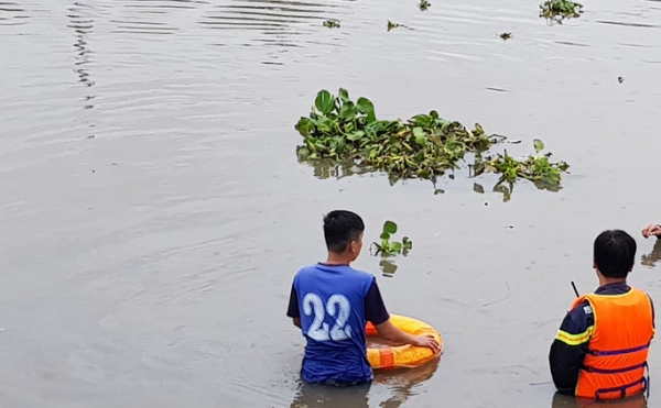 Tung lực lượng tìm thanh niên nghi “ngáo đá” nhảy xuống sông mất tích