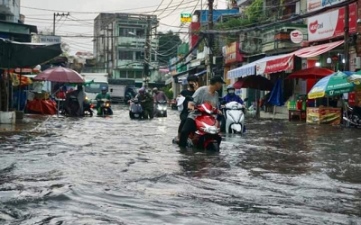 Mưa lớn khiến nhiều tuyến đường ở TP Hồ Chí Minh ngập nặng