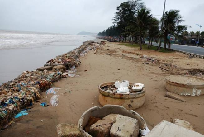 “Bẫy” đá hộc, lưới sắt B40 giăng trên bãi biển Sầm Sơn