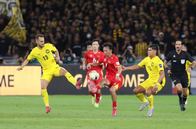 FIFA phạt nặng Malaysia v&igrave; 7 cầu thủ gian lận hồ sơ nhập tịch ở trận thắng tuyển Việt Nam