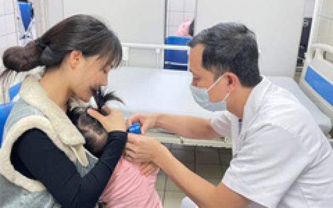 C&uacute;m A b&ugrave;ng ph&aacute;t, nhiều học sinh nghỉ học
