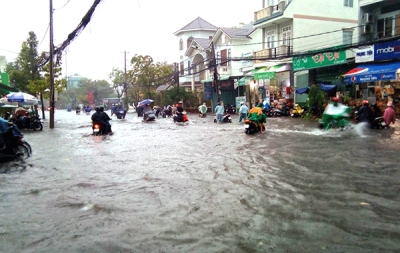 Mưa lớn gây ngập sâu nhiều tuyến đường ở các quận trung tâm TP Cần Thơ