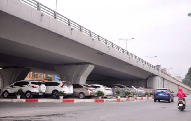 Bộ GTVT "b&aacute;c" đề xuất của H&agrave; Nội về việc duy tr&igrave; c&aacute;c điểm giữ xe dưới gầm cầu