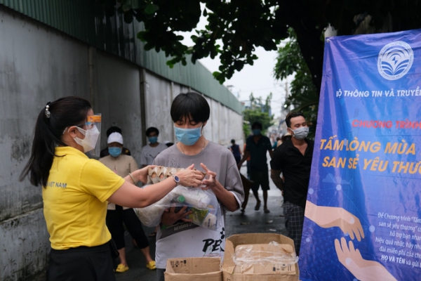 Đưa hơn nửa triệu phần quà &quot;Tấm lòng mùa dịch, san sẻ yêu thương&quot; đến tận tay người dân ở TP HCM