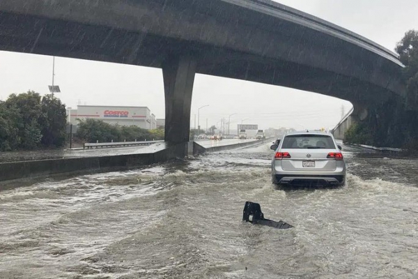 “Dòng sông trên trời” tấn công, California thành biển nước và tuyết