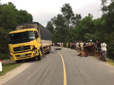 Em trai bị tai nạn giao thông, anh đang nhậu liền vác dao đe dọa cảnh sát