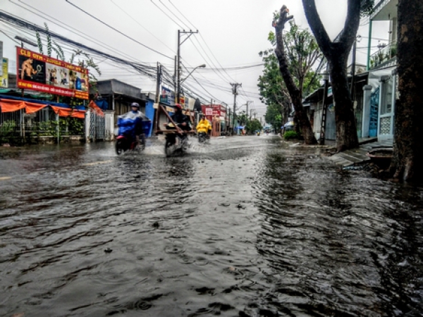 Mưa lớn kéo dài, đường phố ngập lênh láng