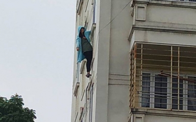 Cô gái trẻ bất ngờ đu mình ra ngoài cửa sổ chung cư rồi nhờ gọi cảnh sát giải cứu