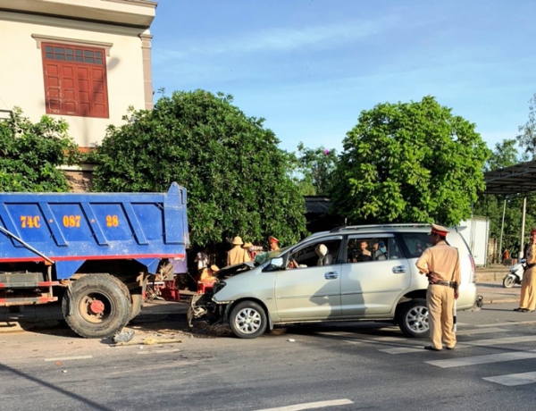 Tông xe ben đỗ bên đường văng cả mét, 4 người trên ô tô nhập viện