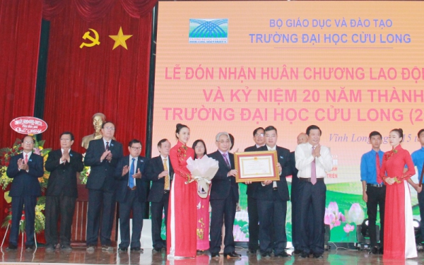 Trường ĐH Cửu Long đón nhận Huân chương Lao động hạng ba