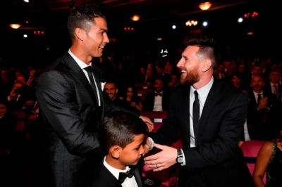 Ronaldo vs Messi: Là bạn hay là thù?