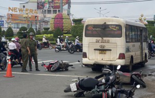 Hiện trường xe khách “lùa” hàng loạt xe máy đang dừng đèn đỏ ở Đồng Nai
