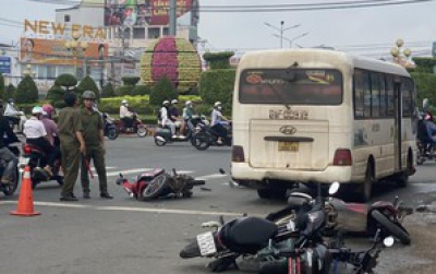 Hiện trường xe khách “lùa” hàng loạt xe máy đang dừng đèn đỏ ở Đồng Nai