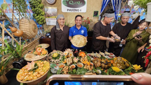 Bún mắm, bánh xèo, bánh tằm bì... vào thực đơn tranh tài