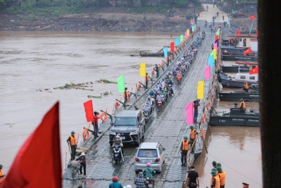 Ôtô lưu thông qua cầu phao Phong Châu với tốc độ tối đa 10 km/giờ