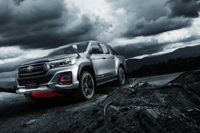 Bán tải Toyota Hilux bản &quot;khủng&quot; Black Rally sắp ra mắt