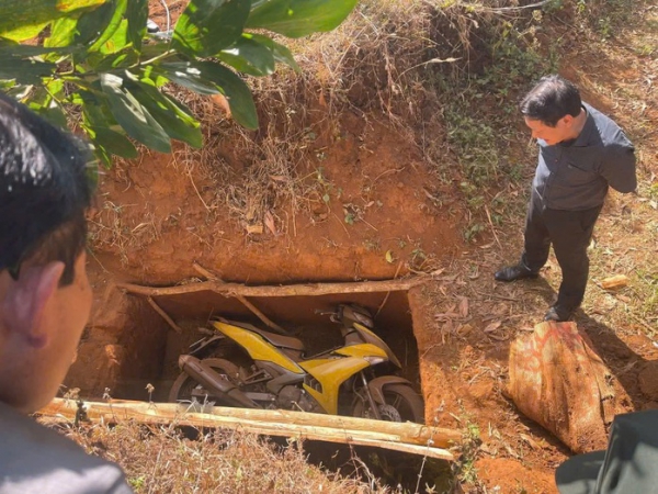 Truy t&igrave;m manh mối c&aacute;c đối tượng cướp ng&acirc;n h&agrave;ng từ hố đất nghi ch&ocirc;n giấu xe m&aacute;y